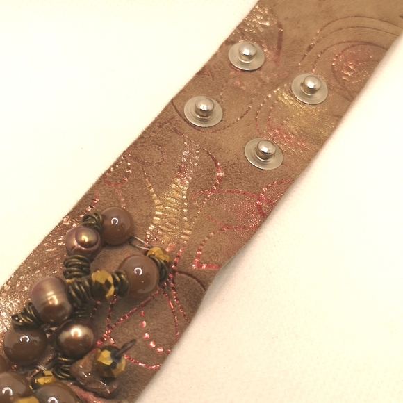 Bee and bead suede cuff - Picture 5 of 7